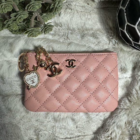 👛Pink Quilted Bag with Gold Accents 4”x6” - Picture 1 of 12